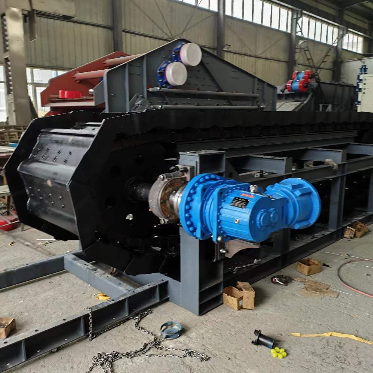 鱗板輸送機 喂料機鏈條更換后跑偏怎么調