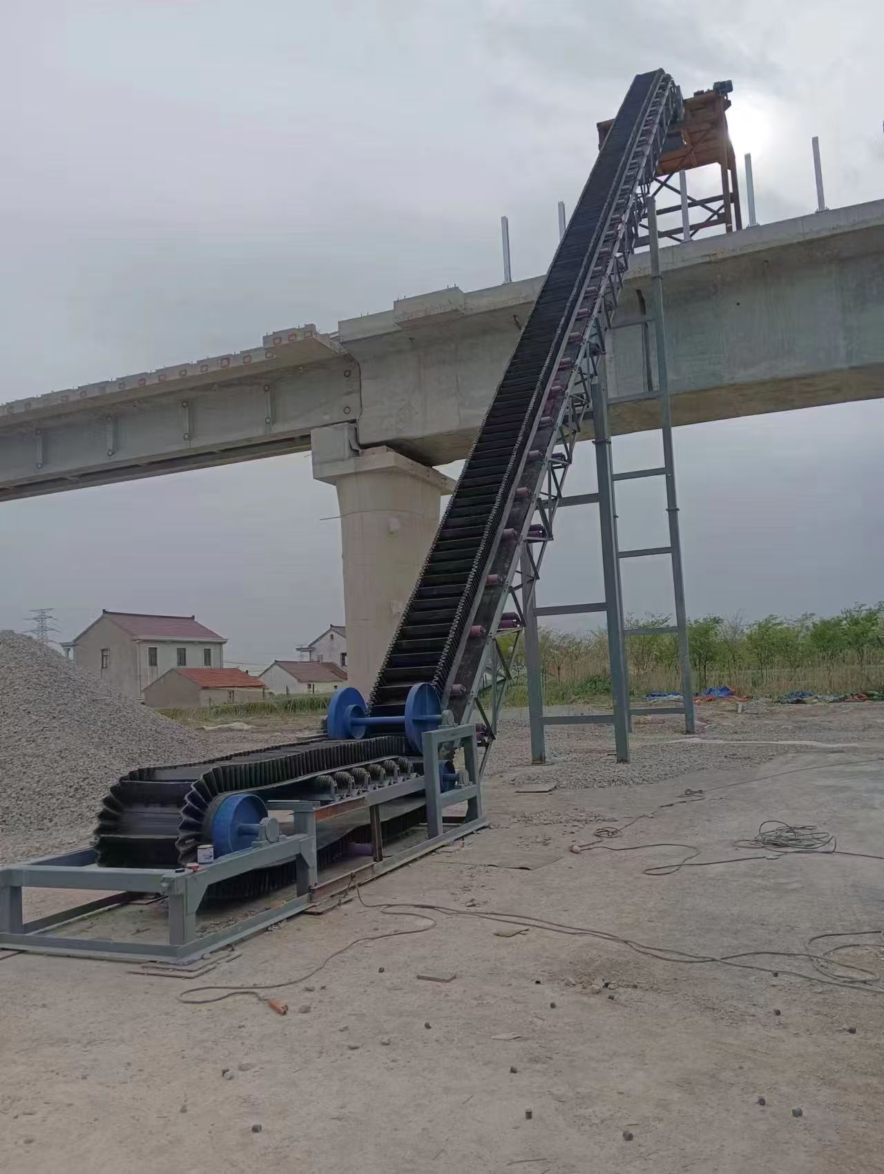 如何選擇適合自己的擋邊皮帶輸送機？