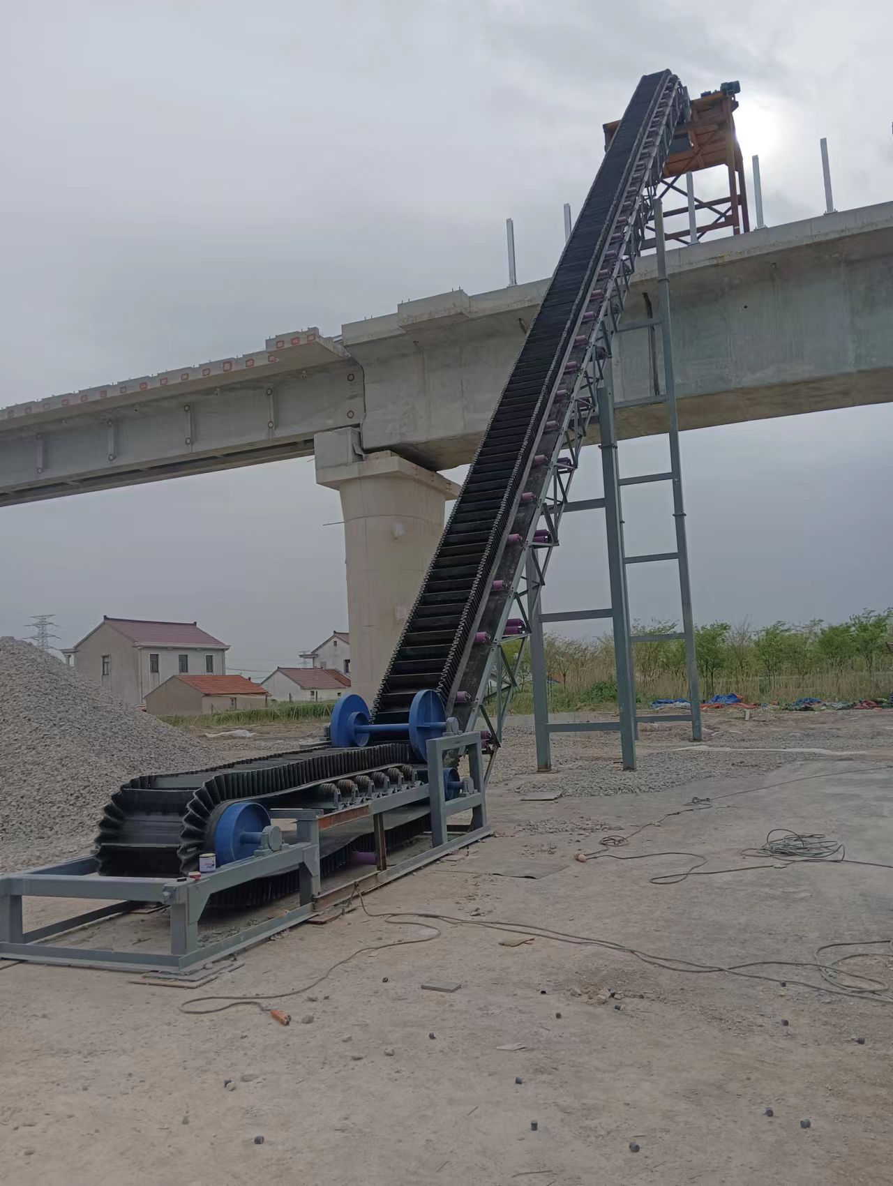 大傾角皮帶輸送機(jī)設(shè)計(jì)注意事項(xiàng)？